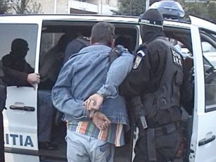 Doi tineri, reținuți după comiterea mai multor furturi în Făgăraș