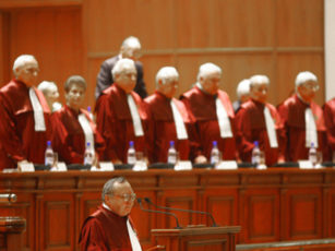 Şşşt, Curtea Constituţională deliberează!