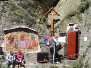 Mozaic pe stâncă la chilia Părintelui Arsenie