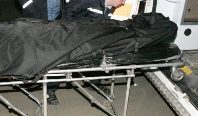 Cadavru descoperit într-un apartament încuiat pe interior