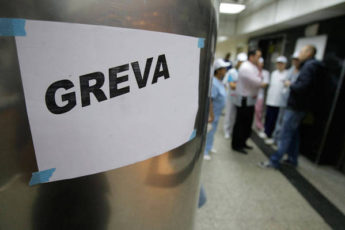 Greva de joi le prelungeşte vacanţa bugetarilor