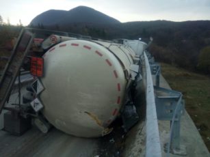 Pericol de explozie pe DN1! Circulație blocată la Codlea