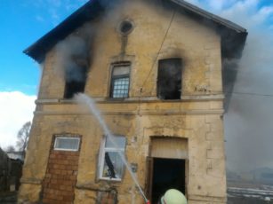 UPDATE | Mamă și copilul ei, în stare critică după un incendiu
