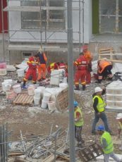 Un tânăr a murit după ce a căzut de la etajul 8