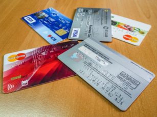 Pericol | Copiii, îndemnați să fure bani și carduri bancare