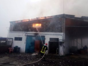 Incendiu puternic în Făgăraș. Animale evacuate din calea flăcărilor