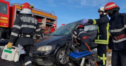 Șoferiță captivă între fiarele mașinii, după ce a intrat într-un cap de pod