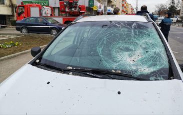 FOTO | Mașină avariată de tencuiala căzută de pe un bloc
