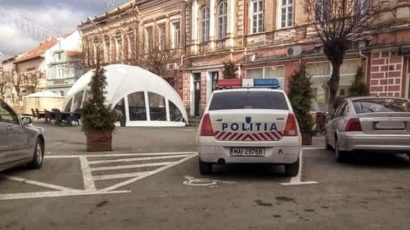 Mașină a Poliției Făgăraș, parcată pe un loc destinat persoanelor cu dizabilități
