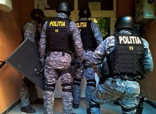 Percheziții în Brașov și Covasna. Doi funcționari, suspectați de abuz în serviciu și delapidare