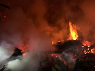Fratele i-a incendiat casa. Focul a cuprins și construcțiile vecinilor
