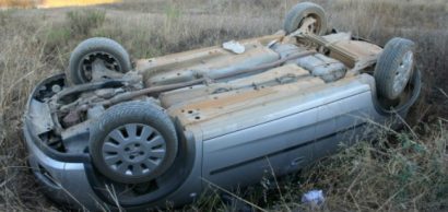 S-a îmbătat și a prins curaj; a furat o mașină cu care s-a răsturnat