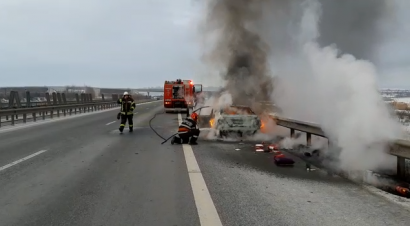 VIDEO | Mașină în flăcări, pe A1, spre Sebeș