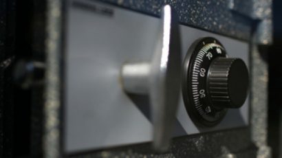 Seif cu bani, furat dintr-o unitate bancară din Voila
