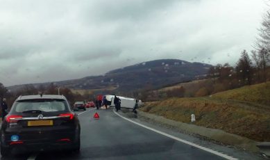 Încă un accident la Perșani. Un microbuz s-a răsturnat în șanț