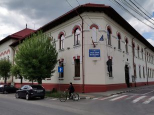 Școlile au termen de 4 luni să își modifice regulamentele, pentru a le permite copiilor să intre după program în curte