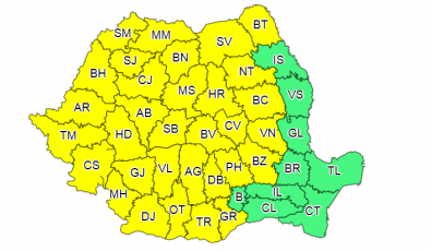 Averse, descărcări electrice și vânt, până vineri