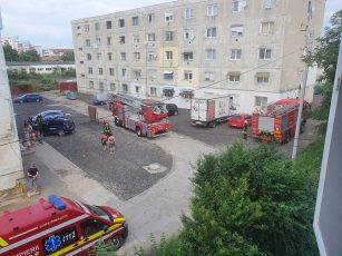 VIDEO | Pompierii făgărășeni au salvat o pisică blocată într-un balcon