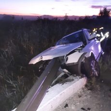 Au intrat cu mașina în parapet. 4 persoane, transportate la spital; un bărbat, în stare gravă