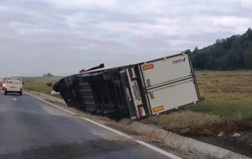 Cu TIR-ul în șanț, la miezul nopții