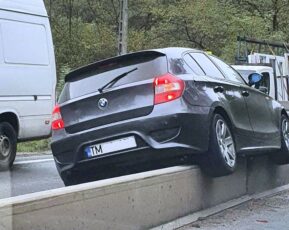 Cu ochii pe GPS, a ajuns cu mașina pe parapet
