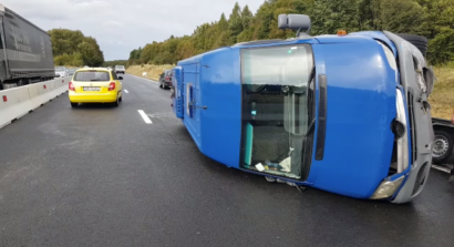 Microbuz răsturnat pe DN 1, între Vlădeni și Perșani
