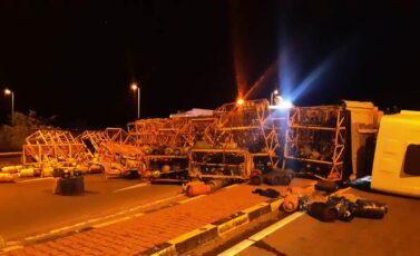 Camion cu 840 de butelii, răsturnat pe șosea, noaptea trecută