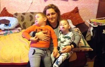 Banii fac diferența între viața normală și chin! Ianis are nevoie de 40.000 euro pentru a scăpa de chin