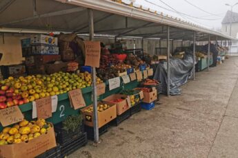 Piețele din Făgăraș și Victoria rămân deschise. Vânzătorii livrează produse la domiciliu
