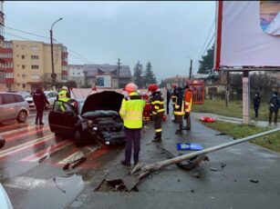 Șofer de 77 ani a intrat cu mașina în stâlp. Bărbatul nu a putut fi resuscitat