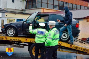 Mașinile abandonate pe străzi, ridicate de polițiști