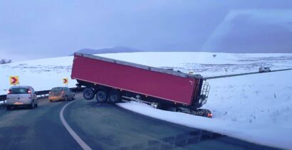 A ajuns cu TIR-ul în decor