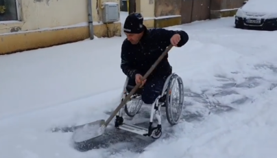 Nu are picioare, dar curăță zăpada de pe trotuar. Lecție de comportament civic, în Prejmer