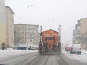 În Făgăraș se circulă în condiții de iarnă. Atenție unde parcați mașinile