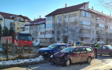 Doi șoferi și-au avariat serios mașinile, pe strada Cîmpului Nou