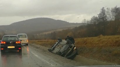 Acrobații involuntare: un șofer a ajuns cu mașina în șanț și cu roțile în sus