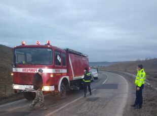 FOTO | Mașina de pompieri și roata buclucașă