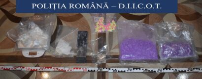 VIDEO | Aproape 4.000 de pastile de Ecstasy și peste 1 kg de cocaină, descoperite de polițiștii brașoveni. 8 persoane, reținute