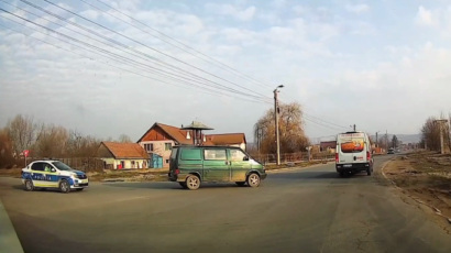Video | Nu a acordat prioritate iar poliția era în spatele său