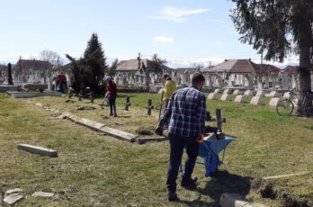 FOTO | Mormintele eroilor, îngrijite de tineri făgărășeni