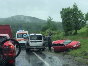 Două persoane au primit îngrijiri medicale după ce au ieșit cu mașina în decor