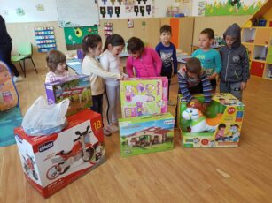 Jucării și jocuri pentru zeci de copii din Țara Făgărașului