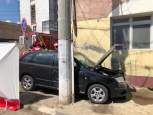 A intrat cu mașina în zid, în Ghimbav
