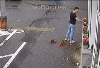 Tânărul care a distrus florile pe str. Teiului, reținut. Este cercetat și pentru alte două fapte
