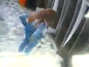 VIDEO | Căutată de poliție după ce a luat un telefon dintr-un magazin din Făgăraș