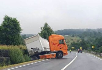 A ajuns cu TIR-ul în șanț