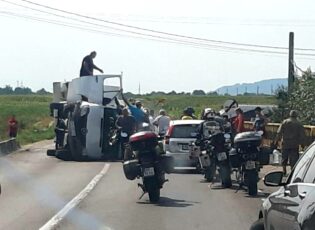 FOTO | Ziua și accidentul pe DN 1. La Dridif s-a rasturnat un microbuz