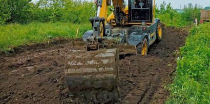 Patru bărbați din Șinca, arestați după ce au furat un excavator din Părău