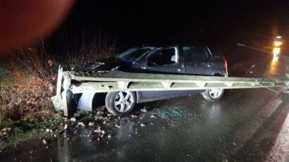 Accident rutier între Olteț și Drăguș. Un stâlp electric a căzut pe șosea