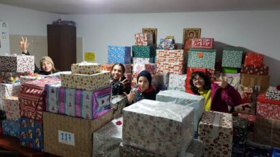 FOTO | 175 de copii din Țara Făgărașului întâmpină iarna în ghetuțe noi